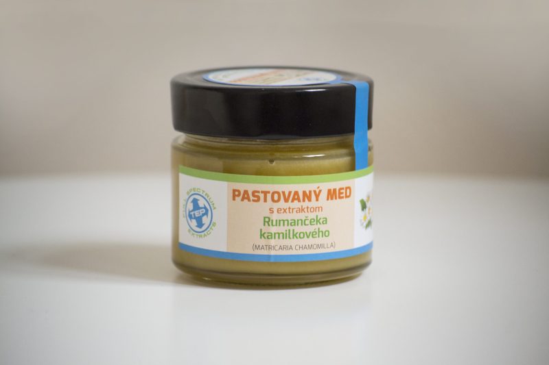 Pastovaný med s extraktom Rumančeka kamilkového